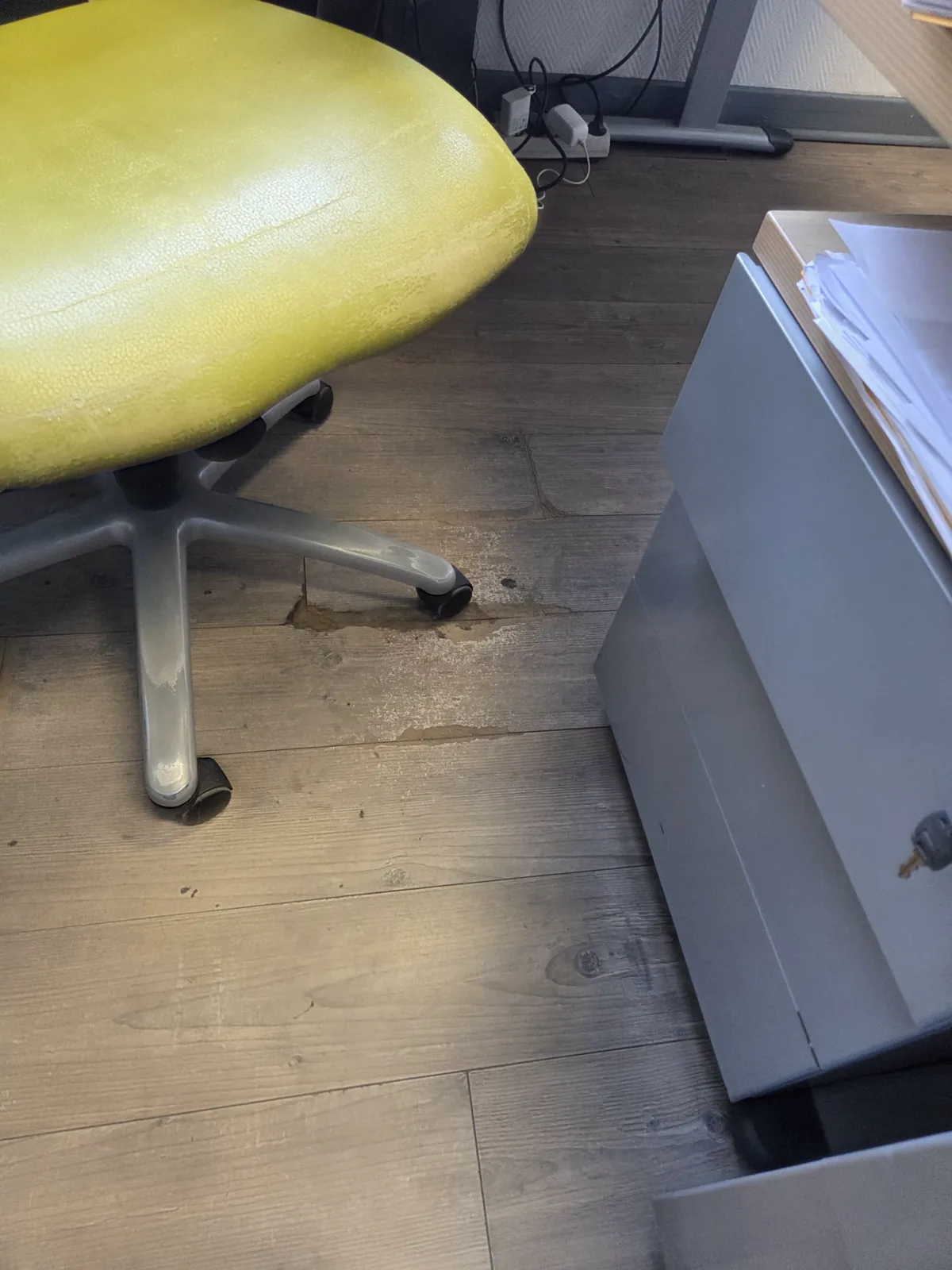 Zone sous un poste de travail avant le nettoyage LBA